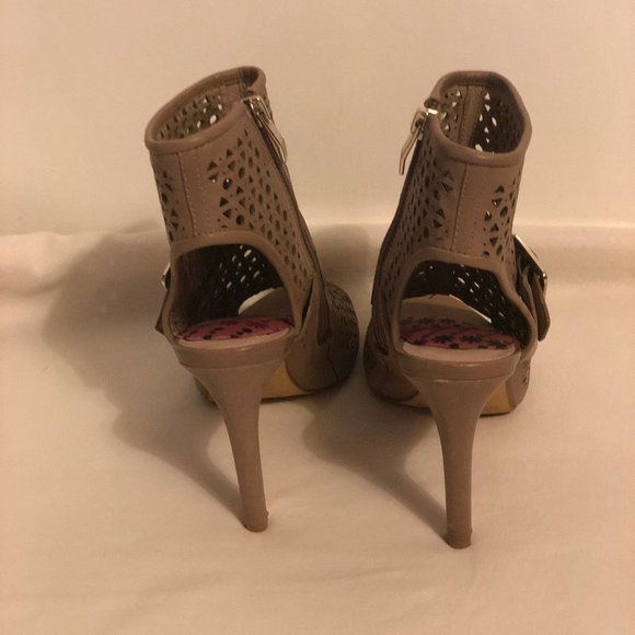 Unique Vince Camuto Bootie Heels - Picture 4 of 7